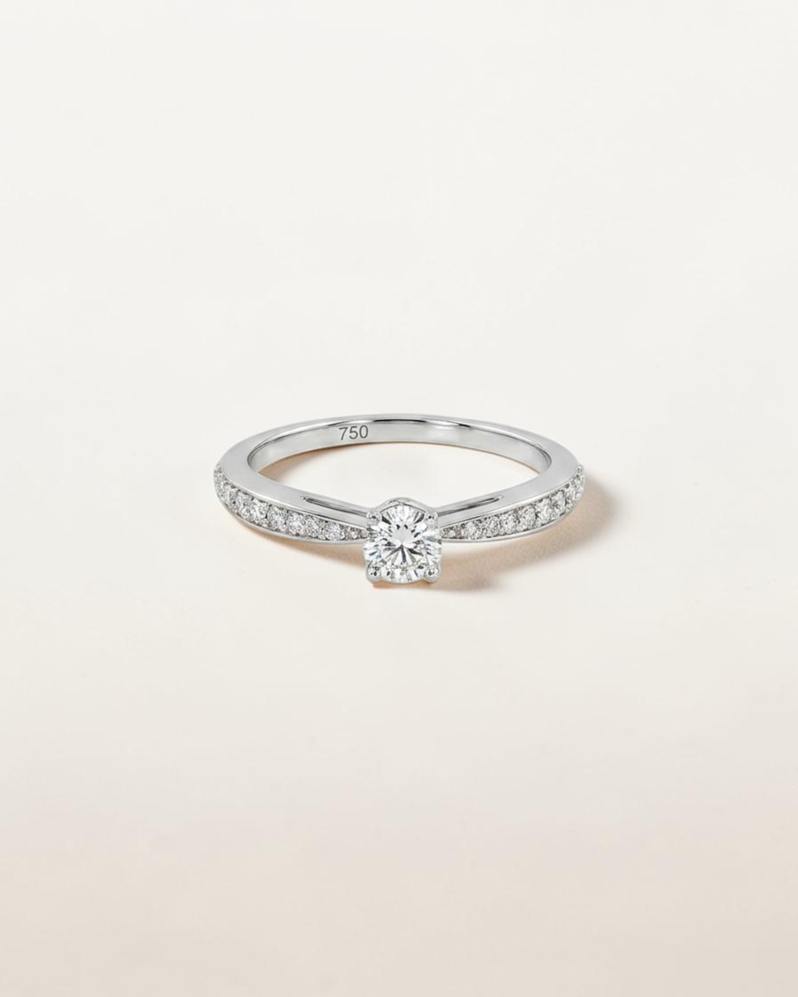 Anillo Solitario con Hombros de Diamantes en Oro Blanco