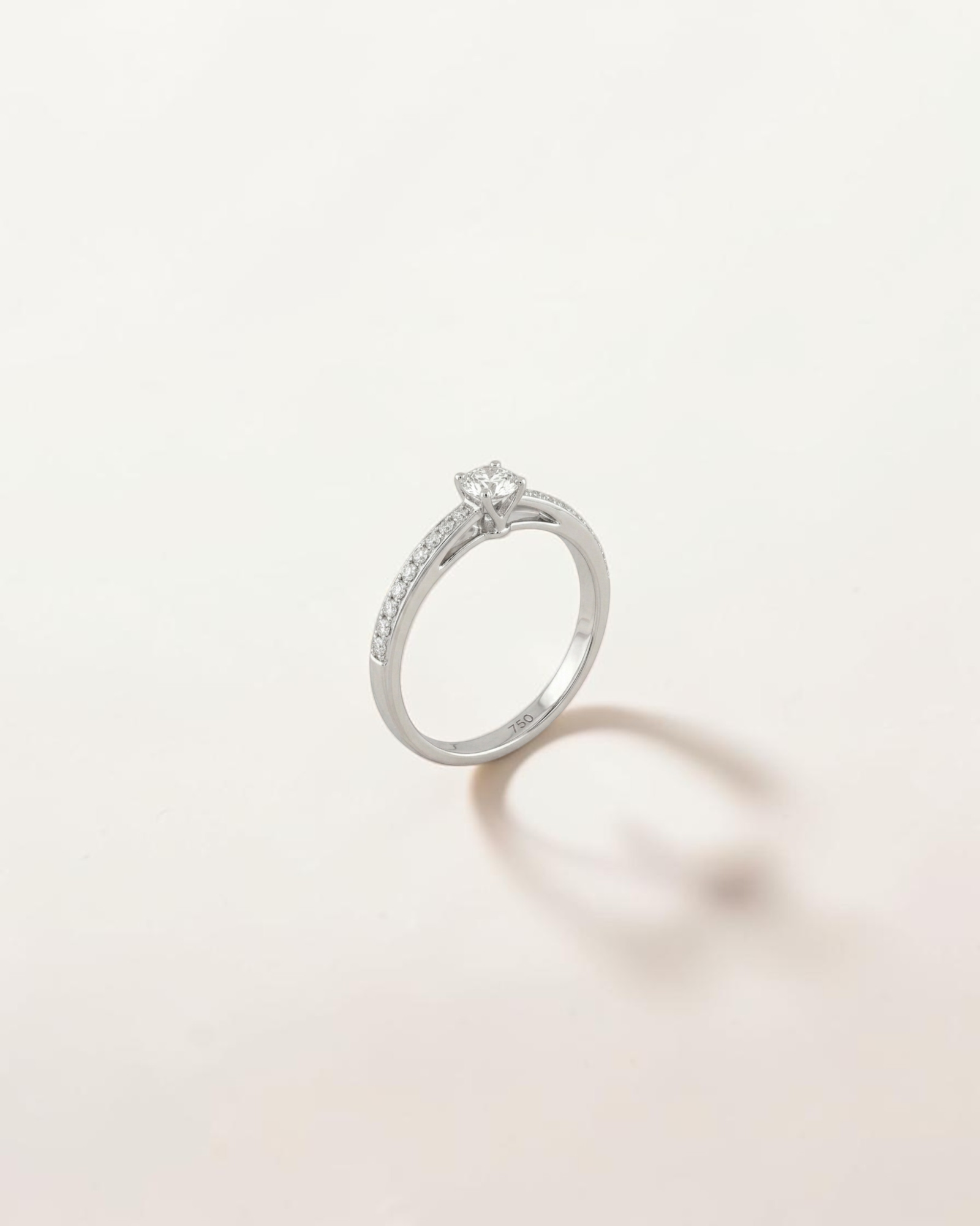 Anillo Solitario con Hombros de Diamantes en Oro Blanco