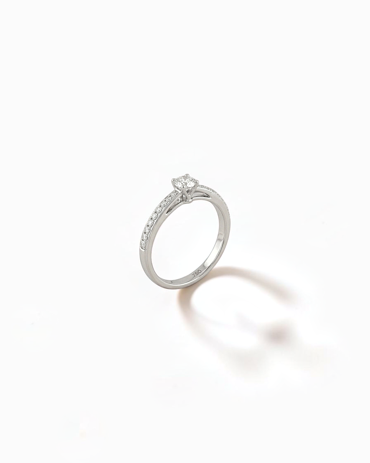 Anillo Lucero Solitario con Hombros de Diamantes en Oro Blanco
