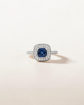 Anillo Halo de Zafiro y Brillantes en Oro Blanco