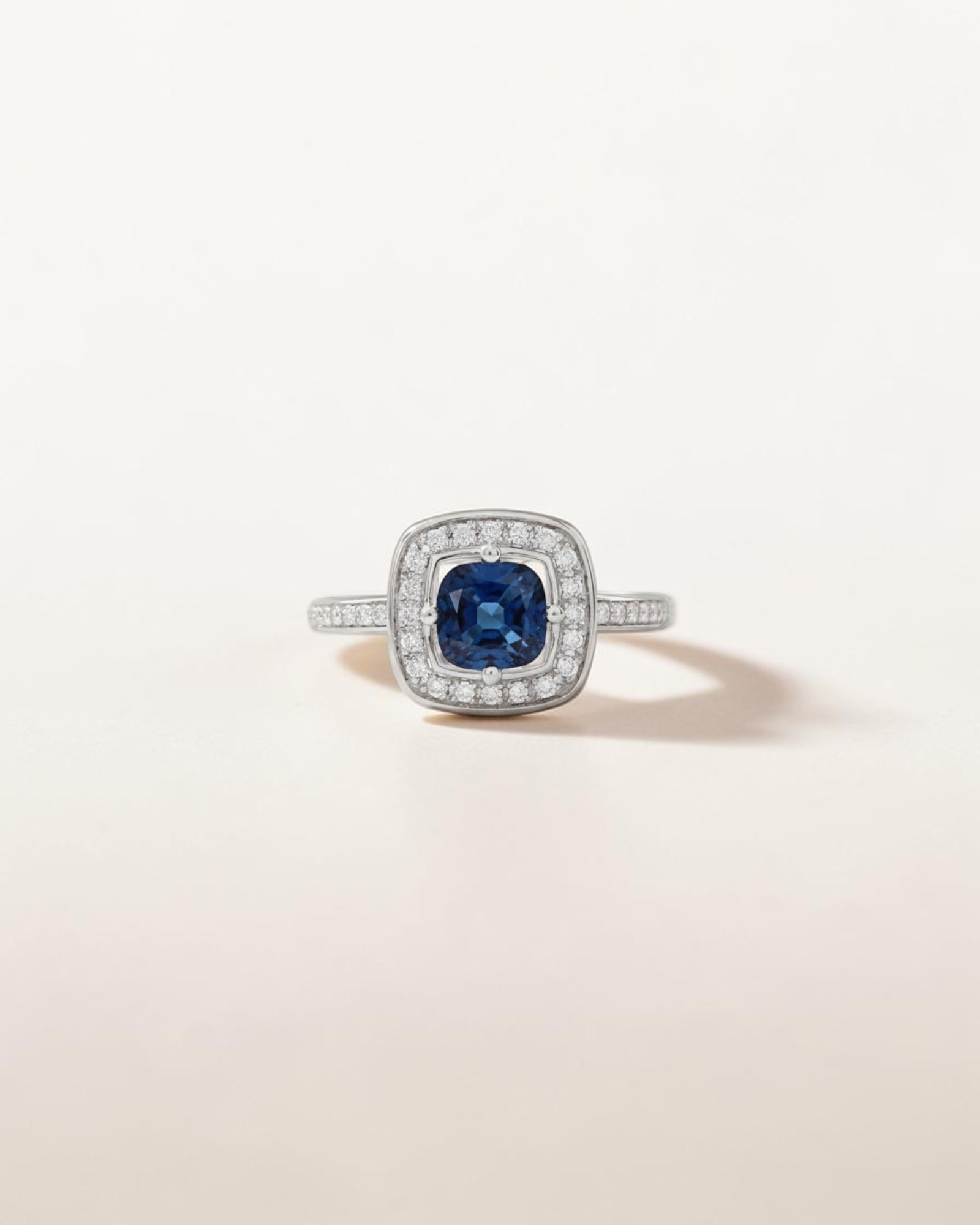 Anillo Halo de Zafiro y Brillantes en Oro Blanco