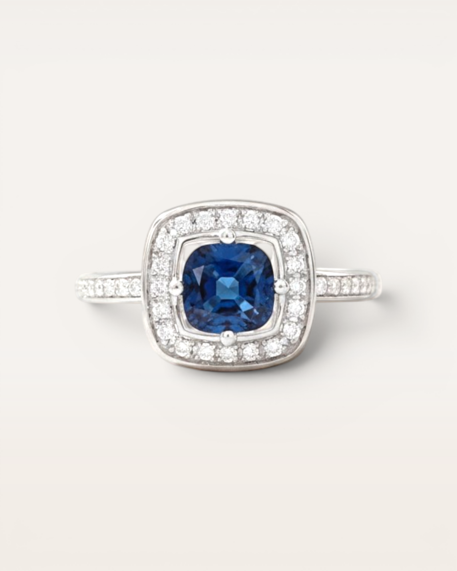 Anillo Celeste Halo de Zafiro y Brillantes en Oro Blanco