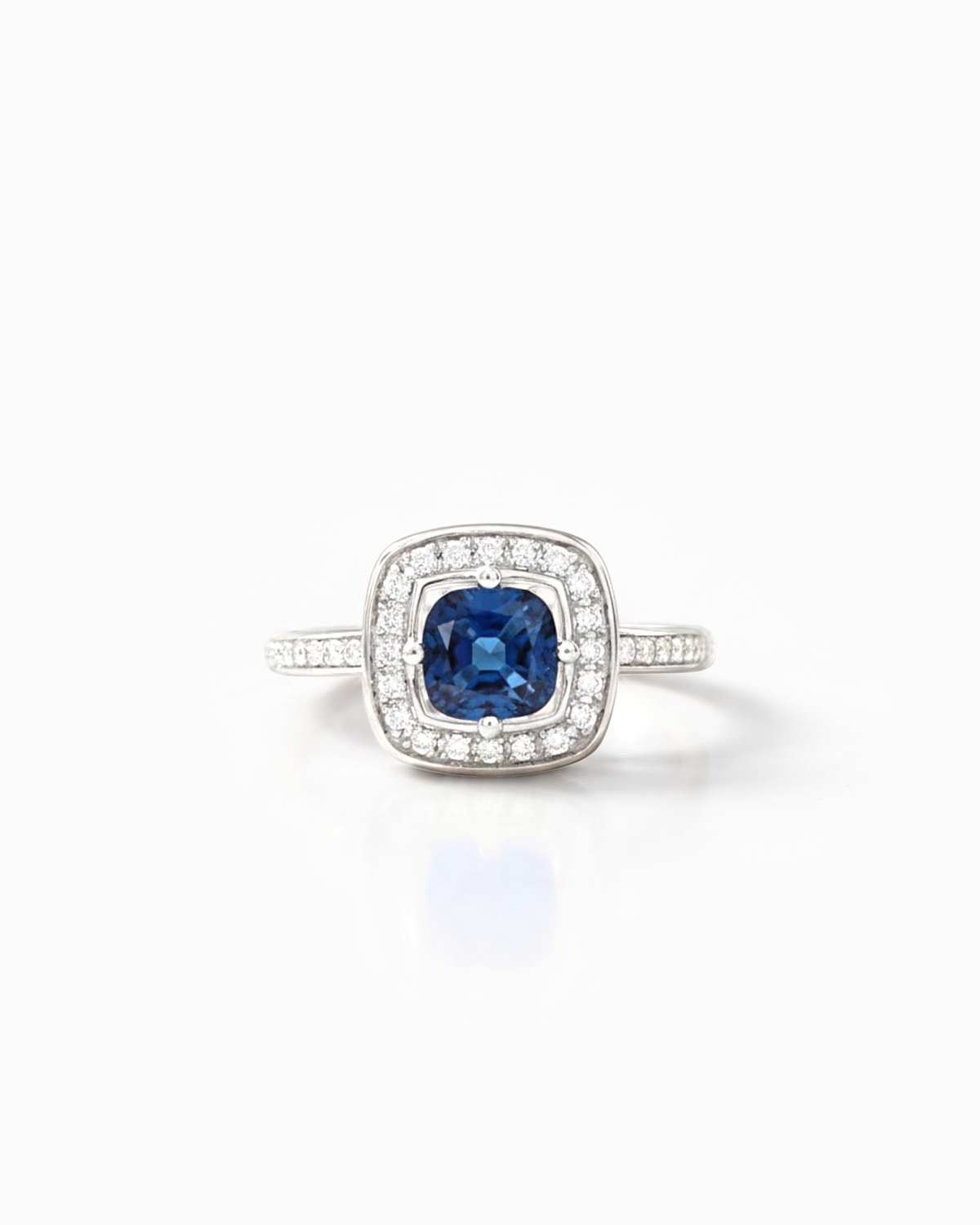 Anillo Celeste Halo de Zafiro y Brillantes en Oro Blanco