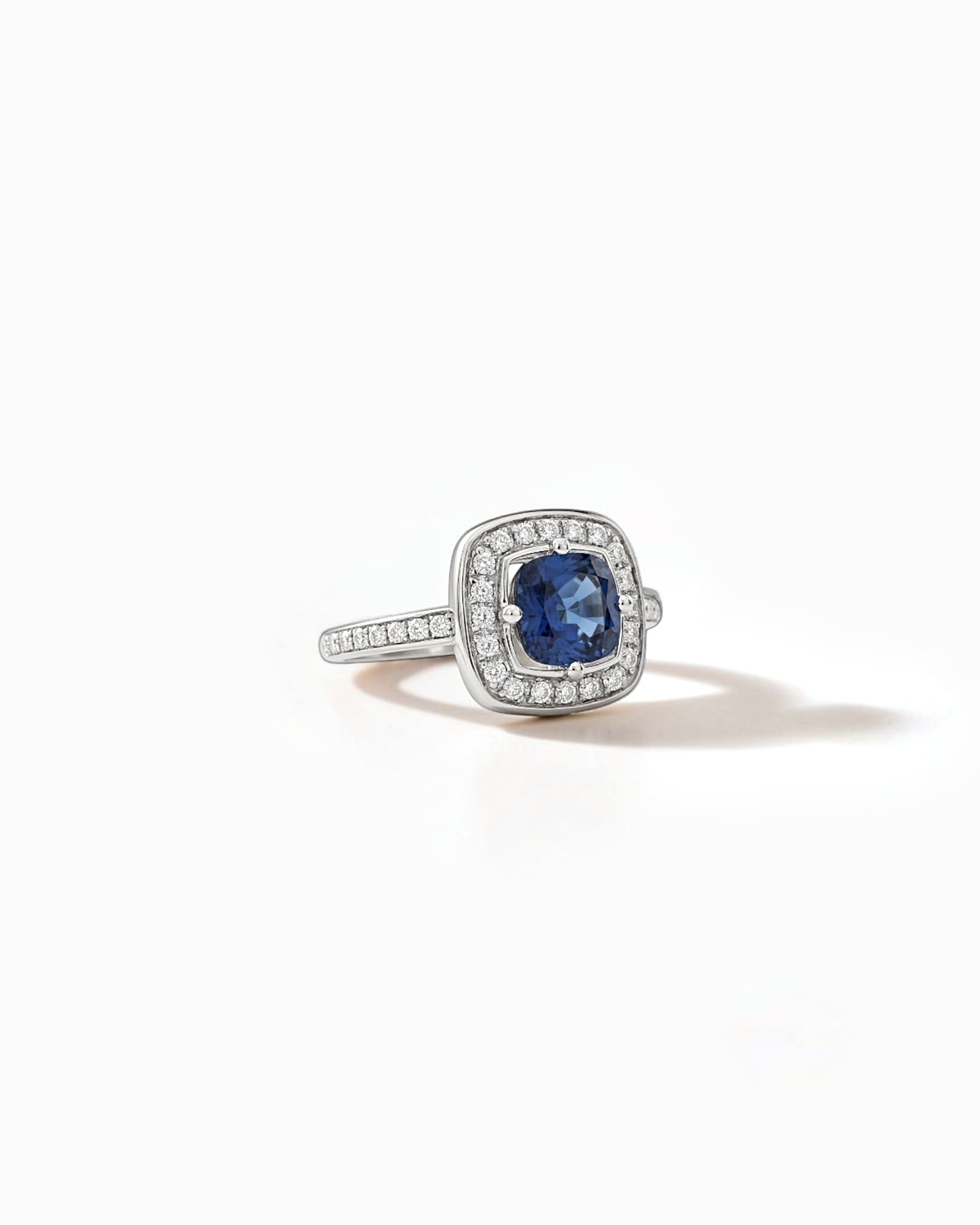 Anillo Celeste Halo de Zafiro y Brillantes en Oro Blanco