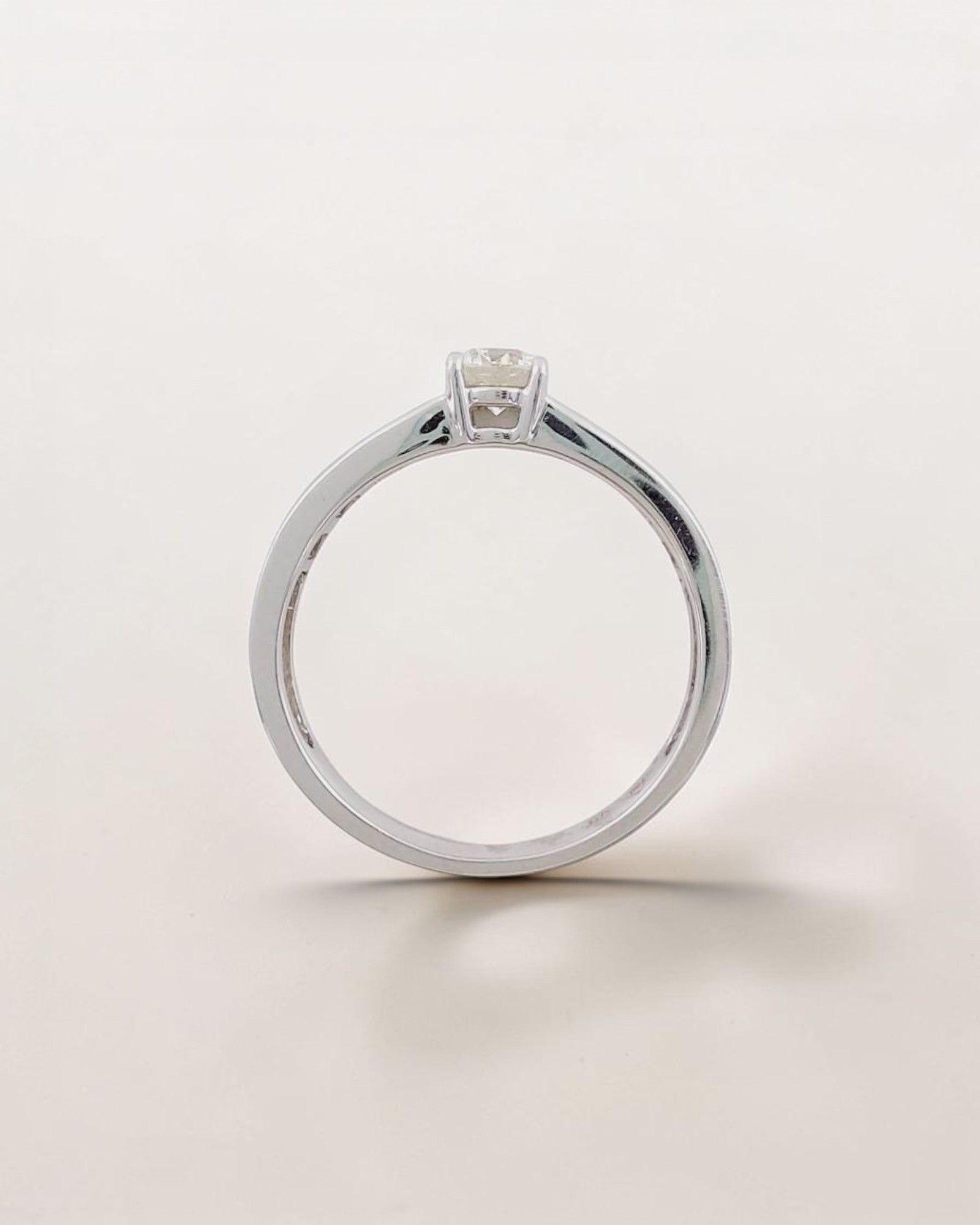 Anillo de Compromiso Brillante y Baguettes en Oro Blanco