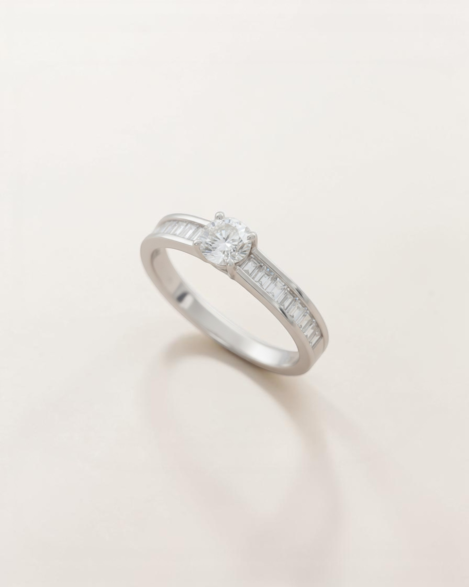 Anillo de Compromiso Brillante y Baguettes en Oro Blanco