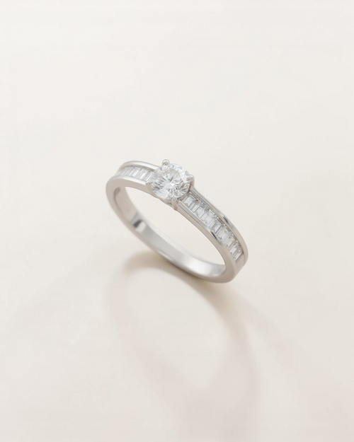 Anillo de Compromiso Brillante y Baguettes en Oro Blanco