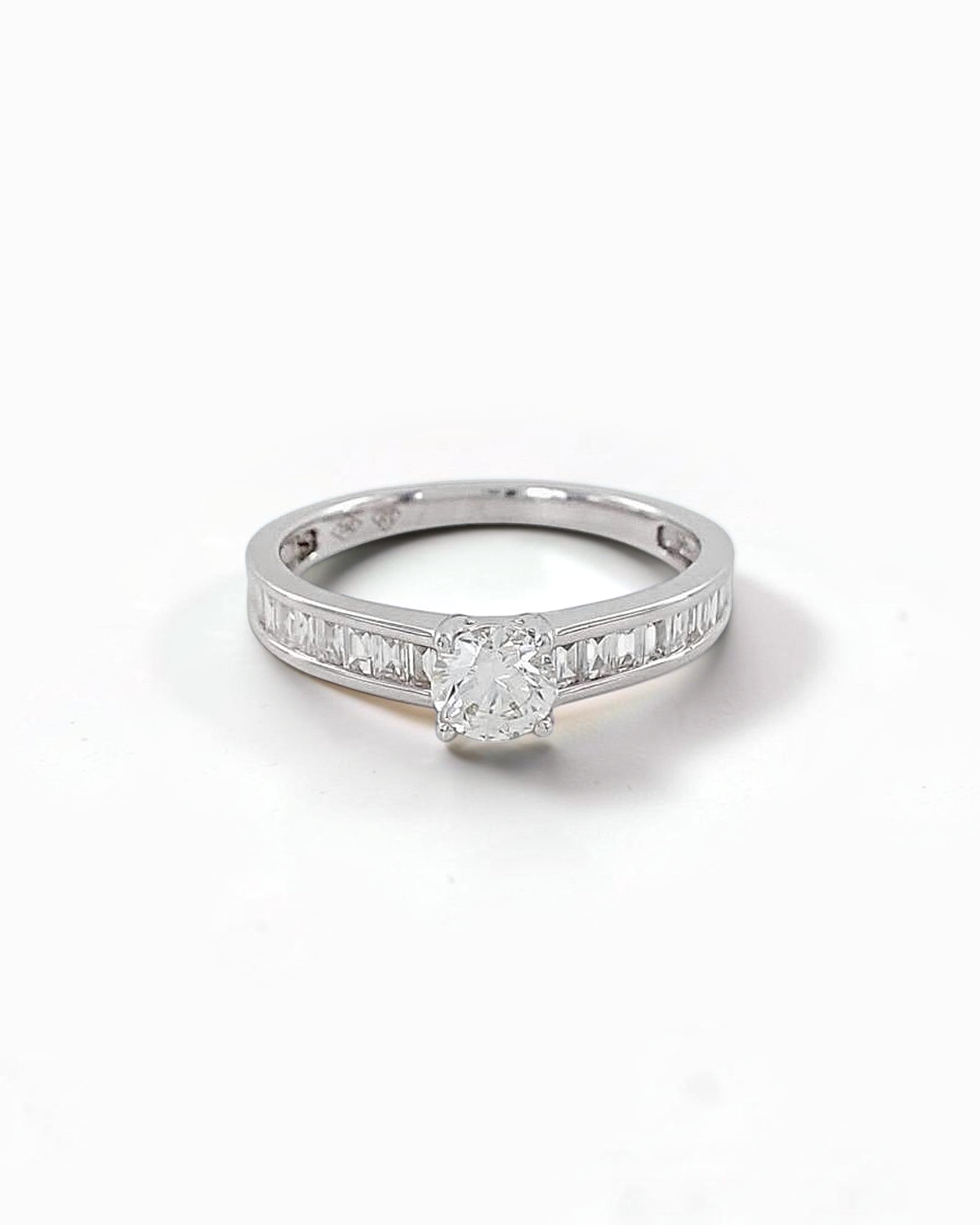 Anillo Faro de Brillante y Baguettes en Oro Blanco