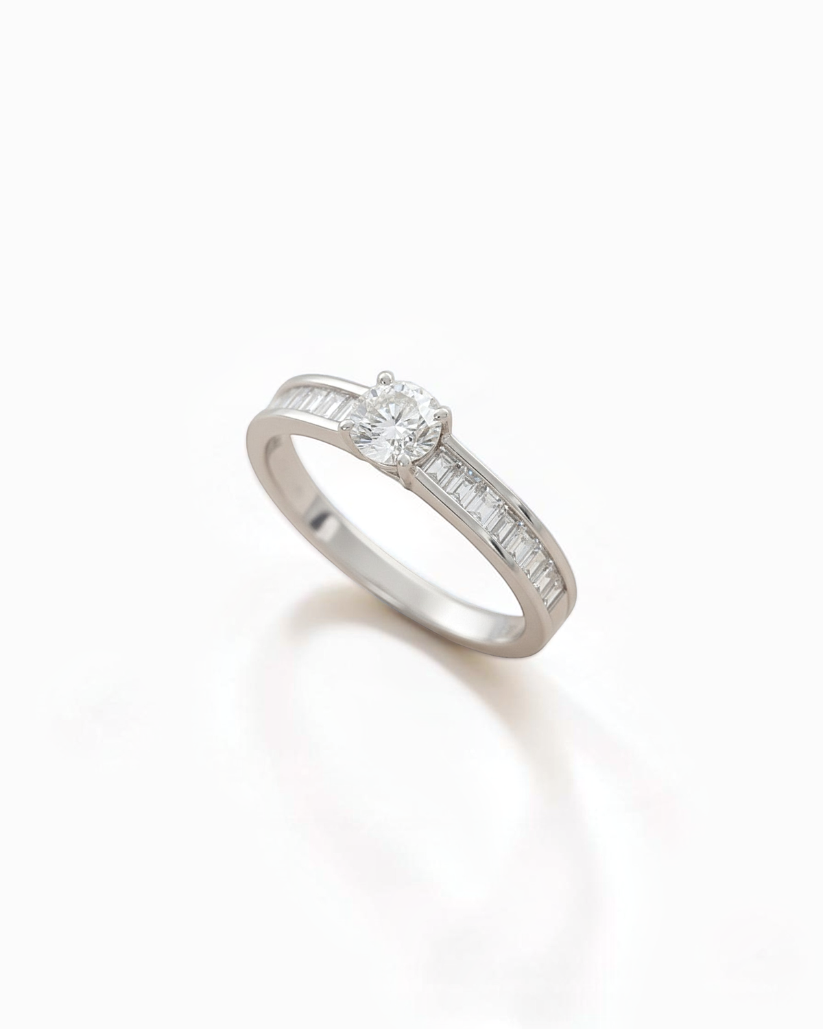 Anillo Faro de Brillante y Baguettes en Oro Blanco