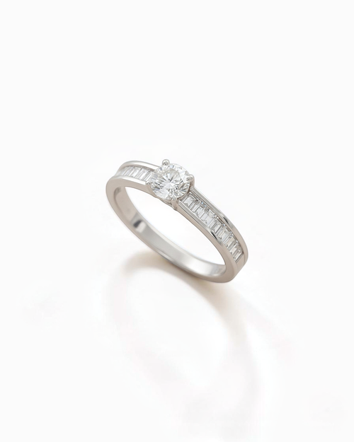 Anillo Faro de Brillante y Baguettes en Oro Blanco