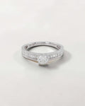 Anillo de Compromiso Brillante y Baguettes en Oro Blanco