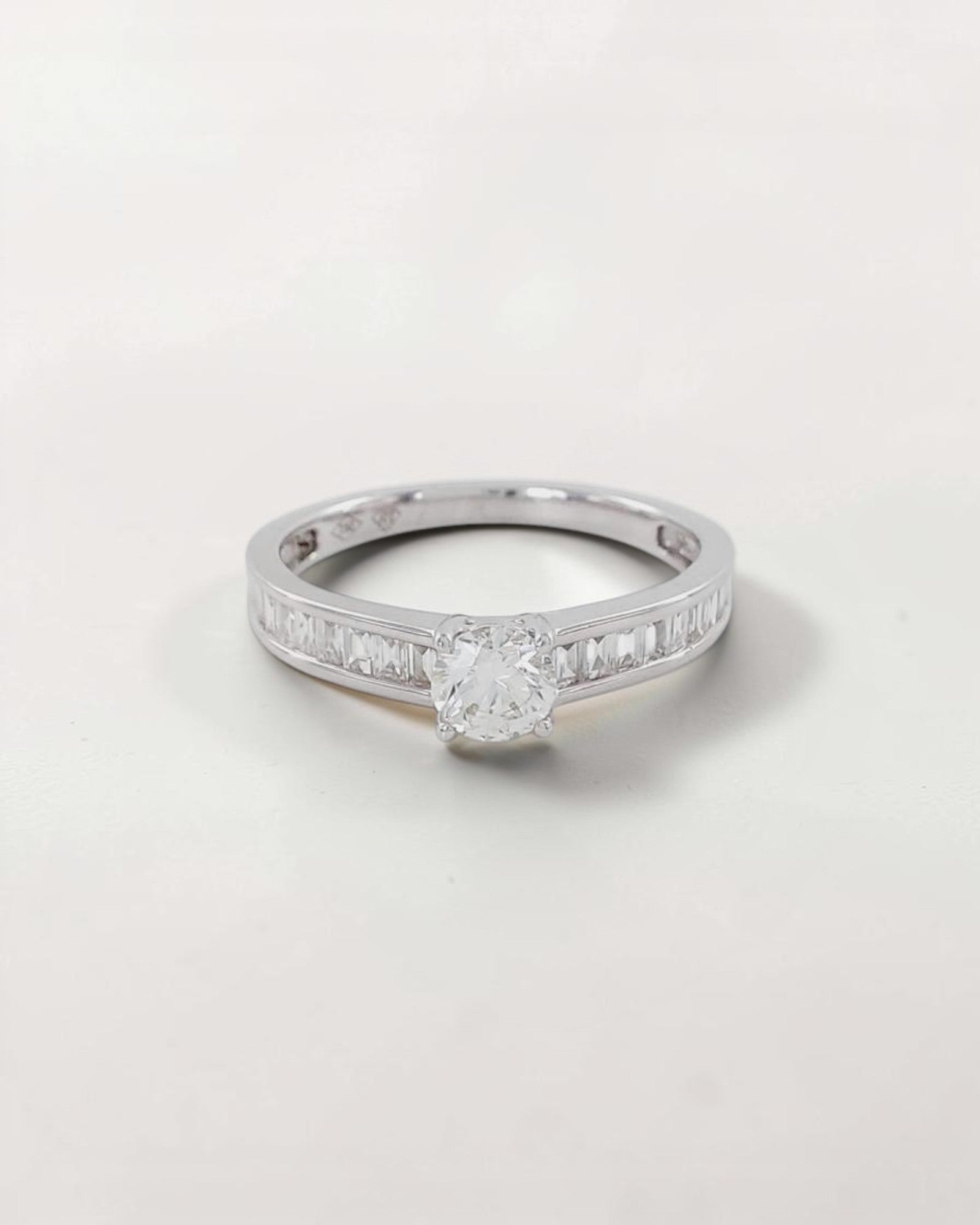 Anillo de Compromiso Brillante y Baguettes en Oro Blanco
