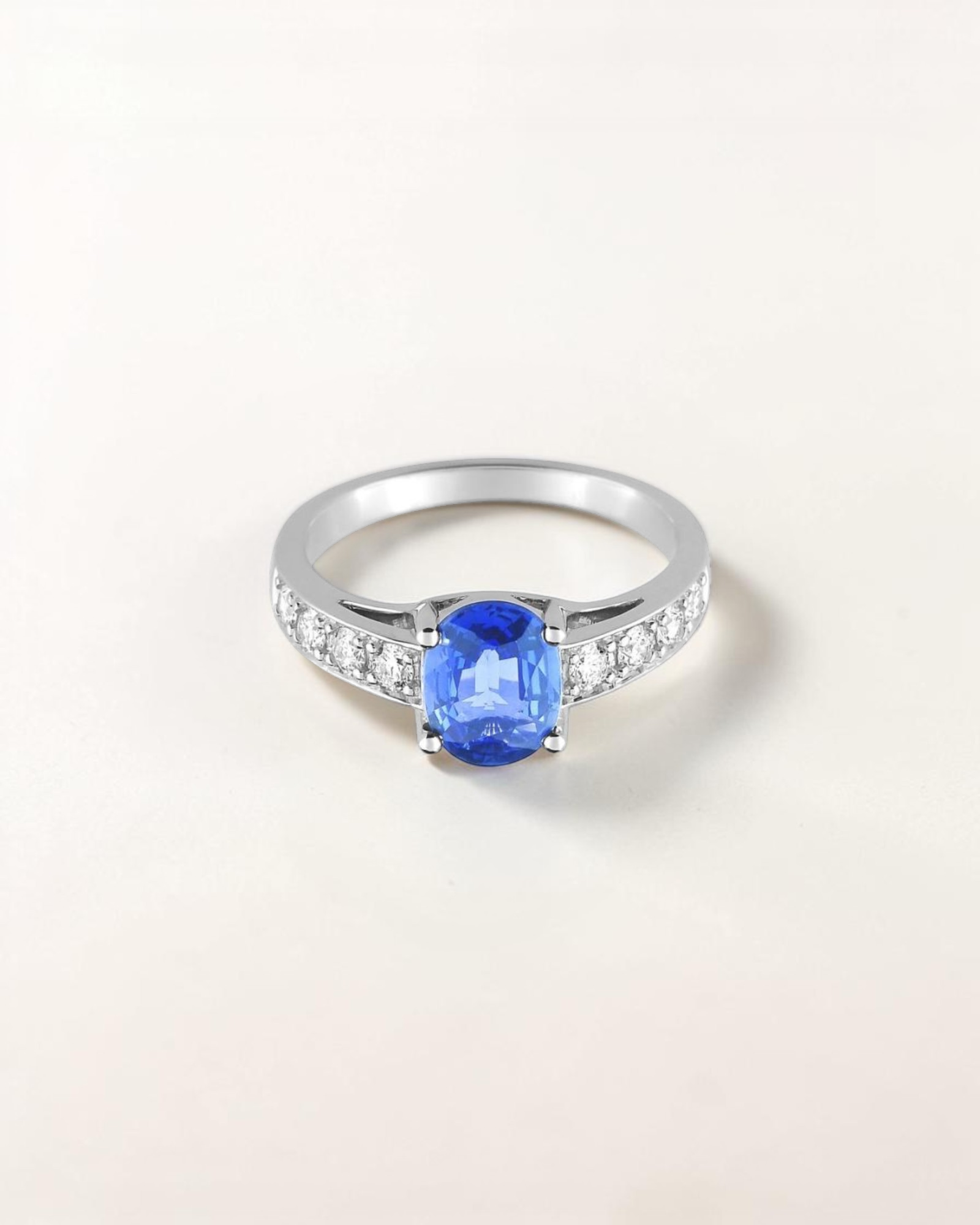 Sortija Nila de Zafiro Oval y Diamantes en Oro Blanco