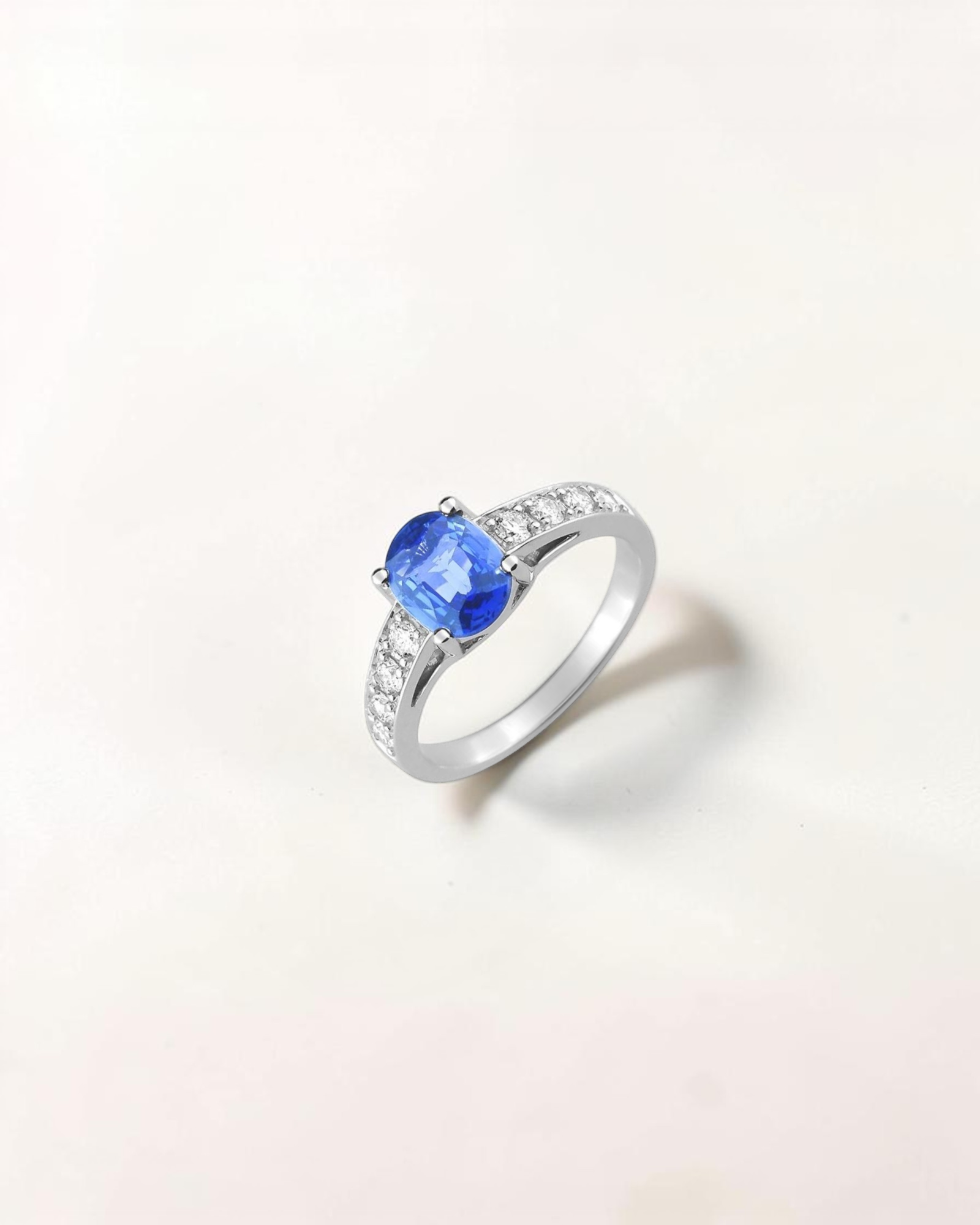 Sortija Nila de Zafiro Oval y Diamantes en Oro Blanco