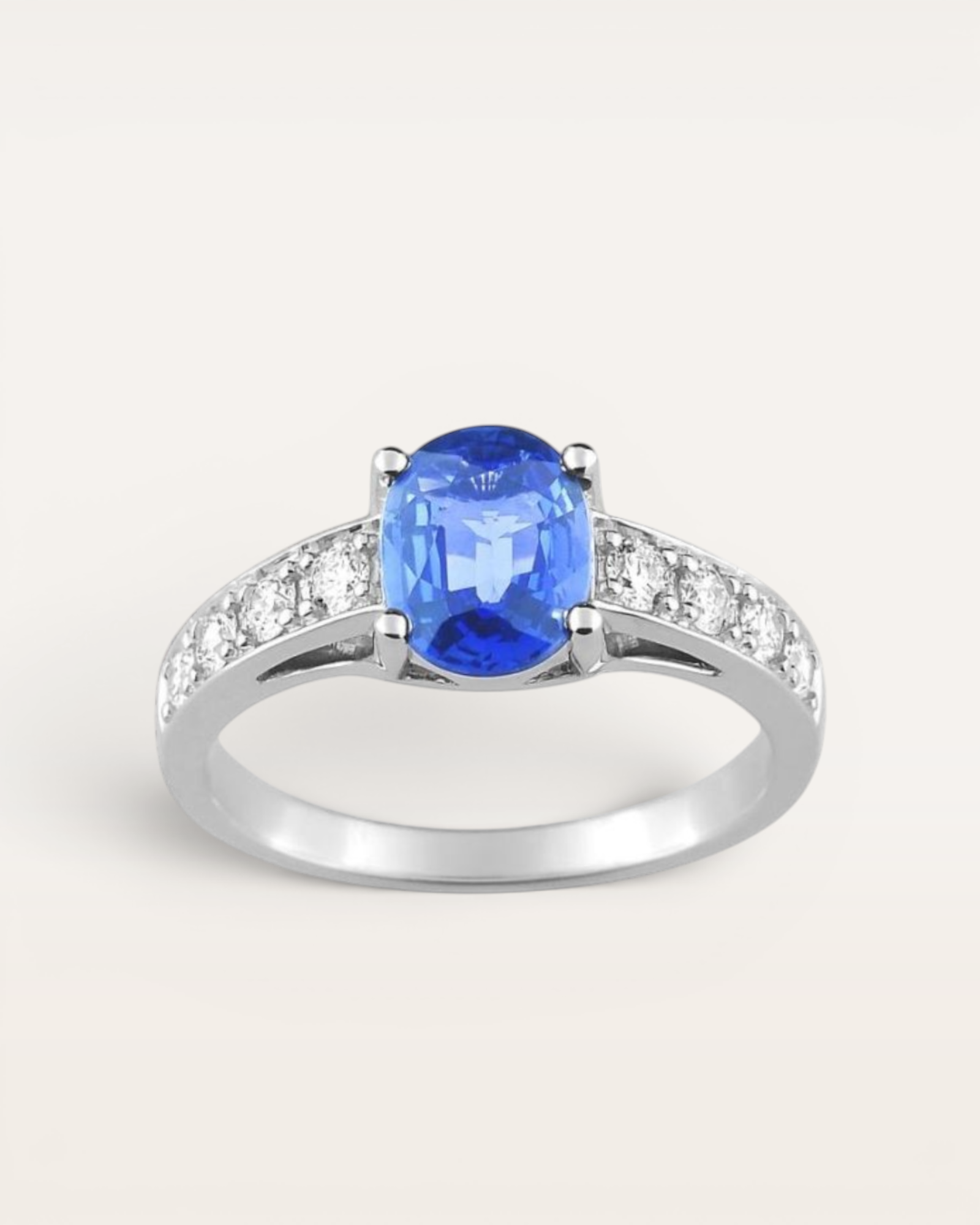Sortija Nila de Zafiro Oval y Diamantes en Oro Blanco