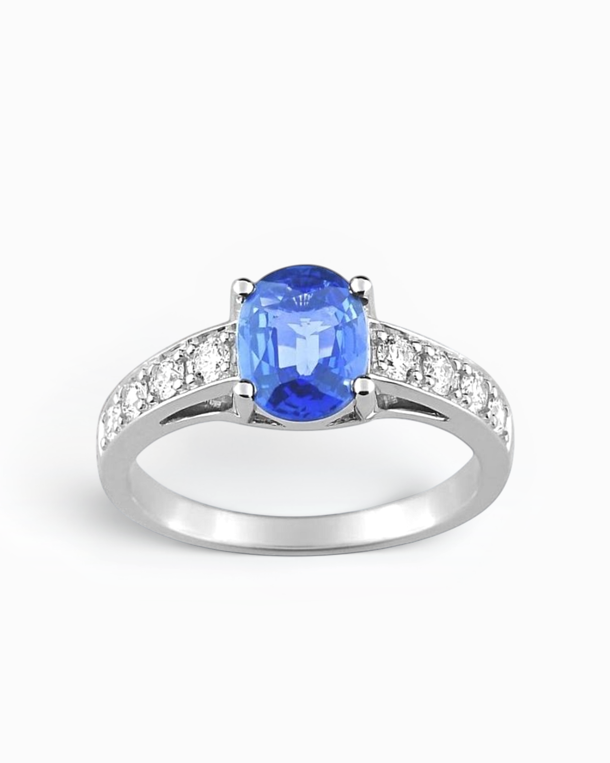 Sortija Nila de Zafiro Oval y Diamantes en Oro Blanco