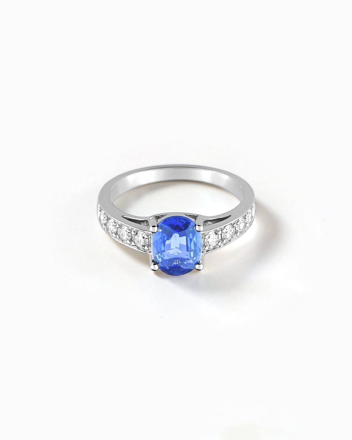 Sortija Nila de Zafiro Oval y Diamantes en Oro Blanco