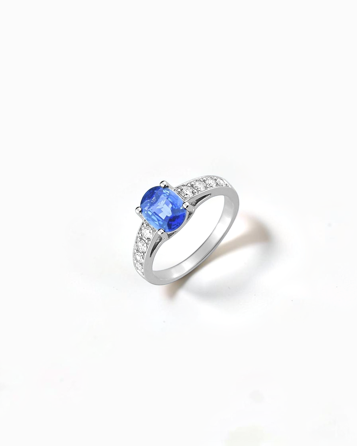 Sortija Nila de Zafiro Oval y Diamantes en Oro Blanco