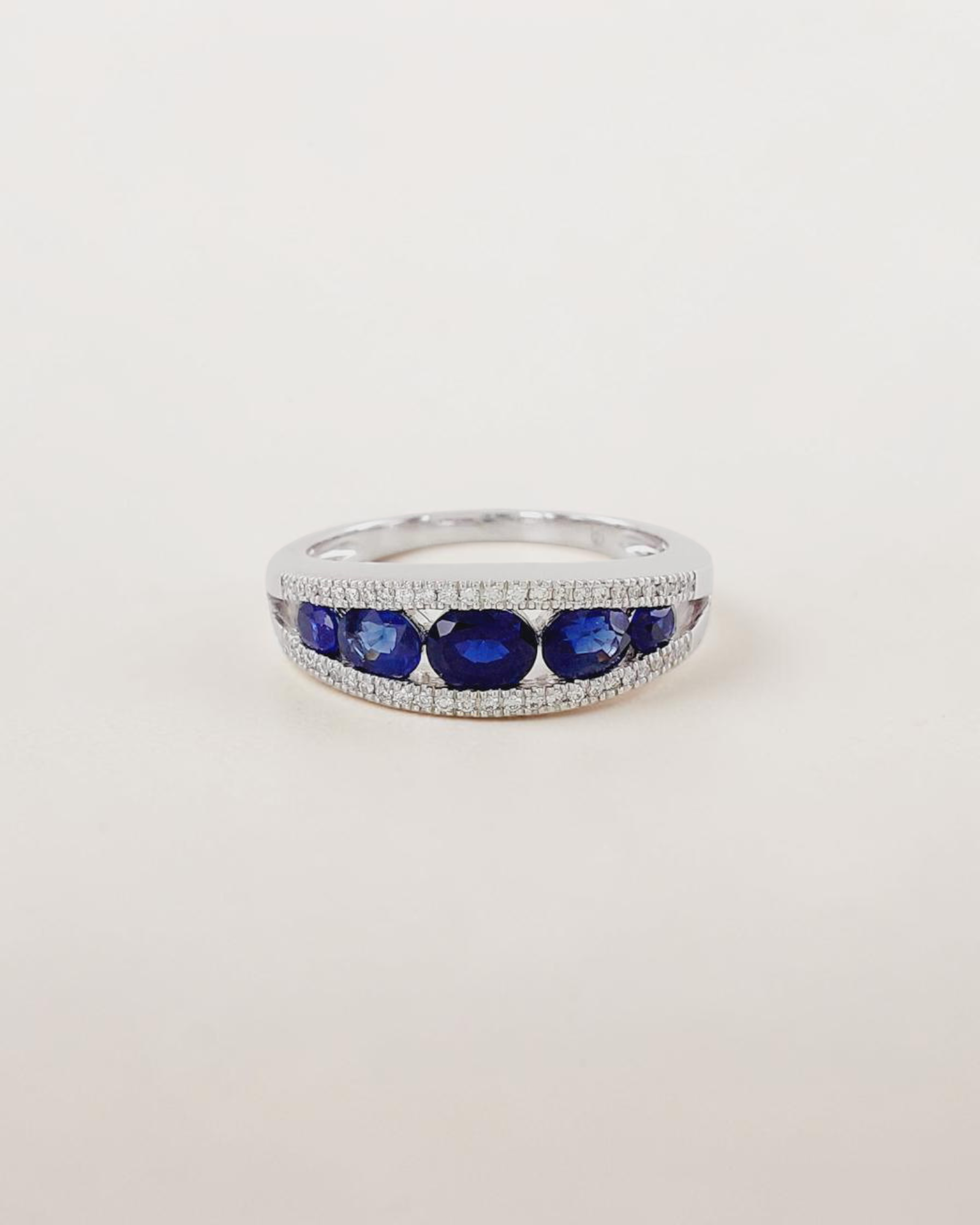 Anillo Banda de Zafiros y Brillantes en Oro Blanco