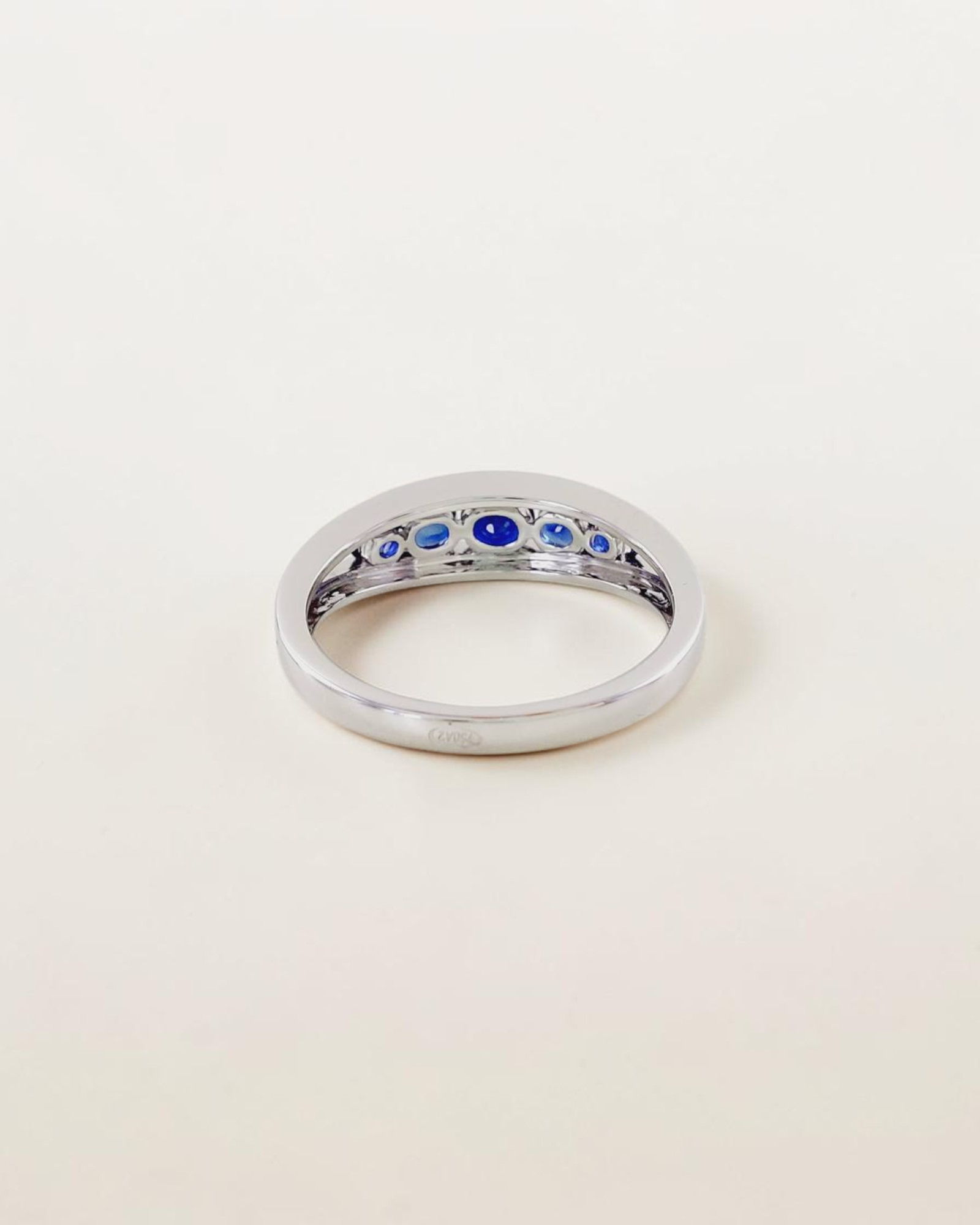 Anillo Banda de Zafiros y Brillantes en Oro Blanco