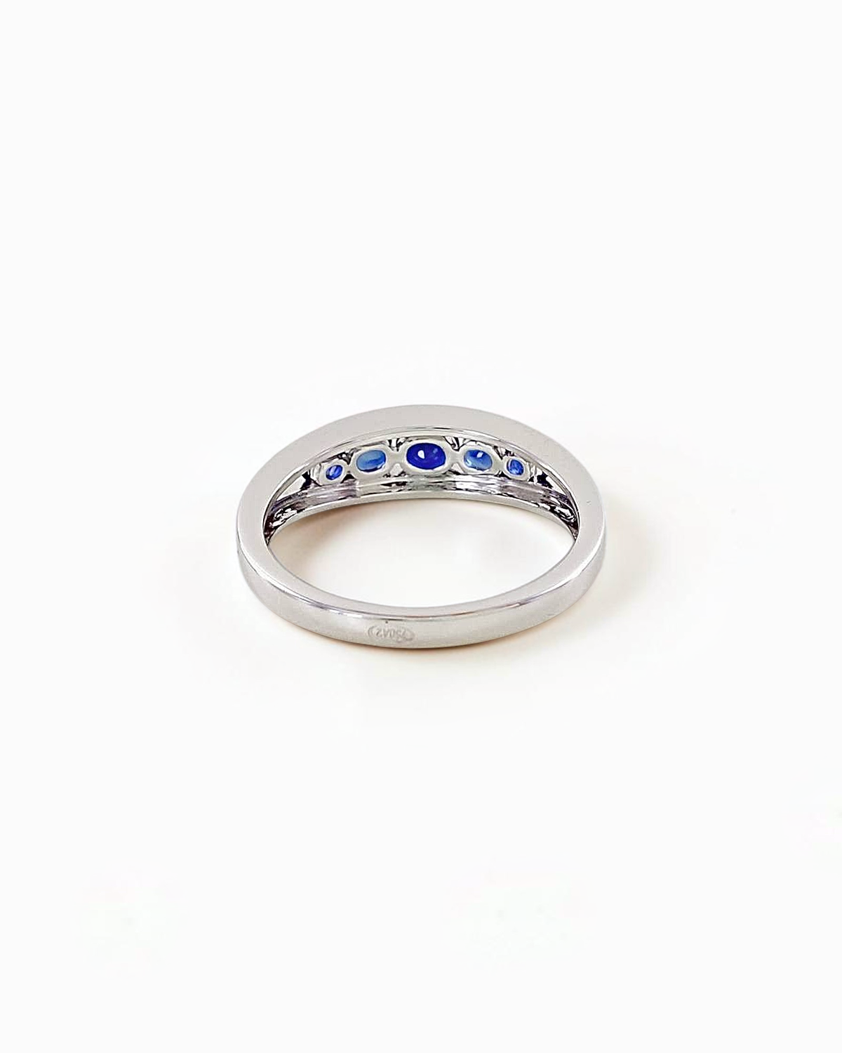 Anillo Índigo de Zafiros y Brillantes en Oro Blanco