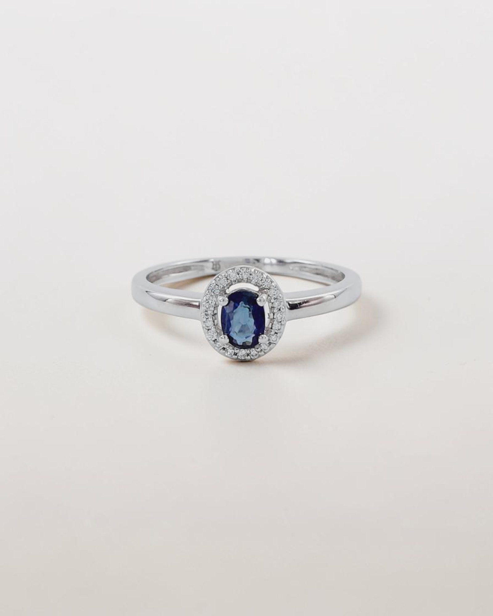Anillo Orla de Zafiro en Oro Blanco