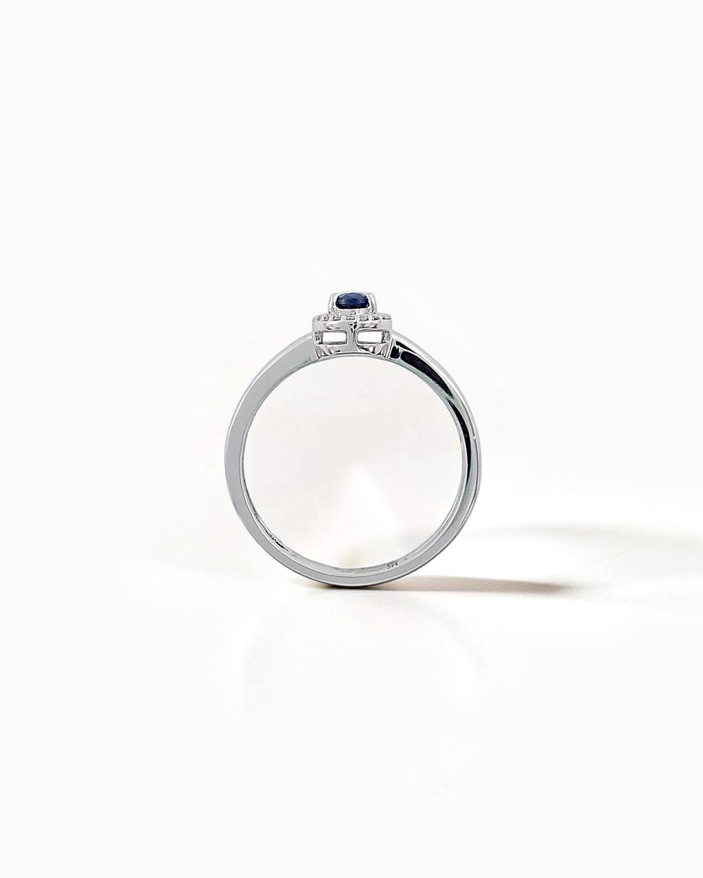 Anillo Bruma Orla de Zafiro en Oro Blanco