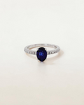 Anillo Solitario de Zafiro Oval en Oro Blanco