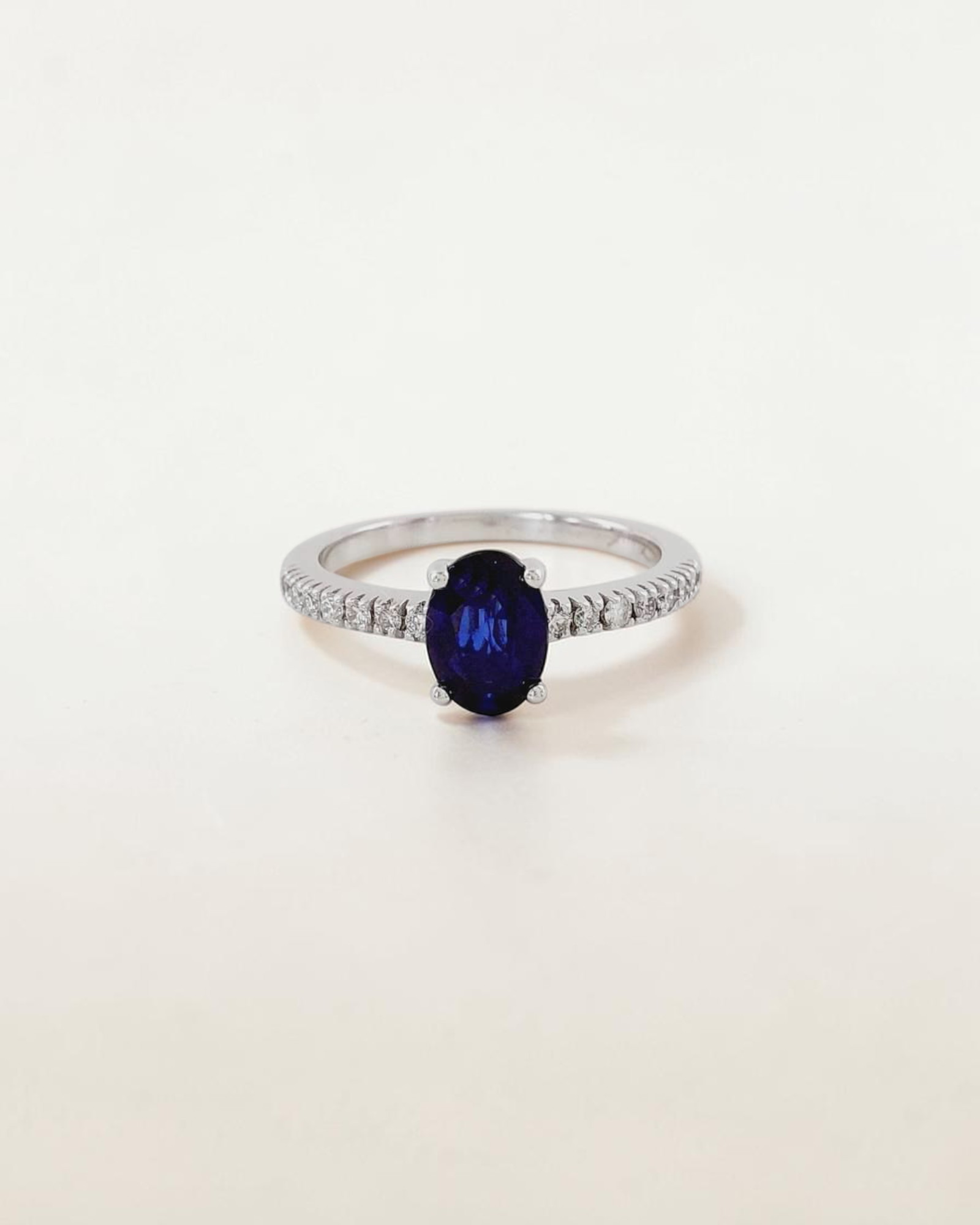 Anillo Solitario de Zafiro Oval en Oro Blanco