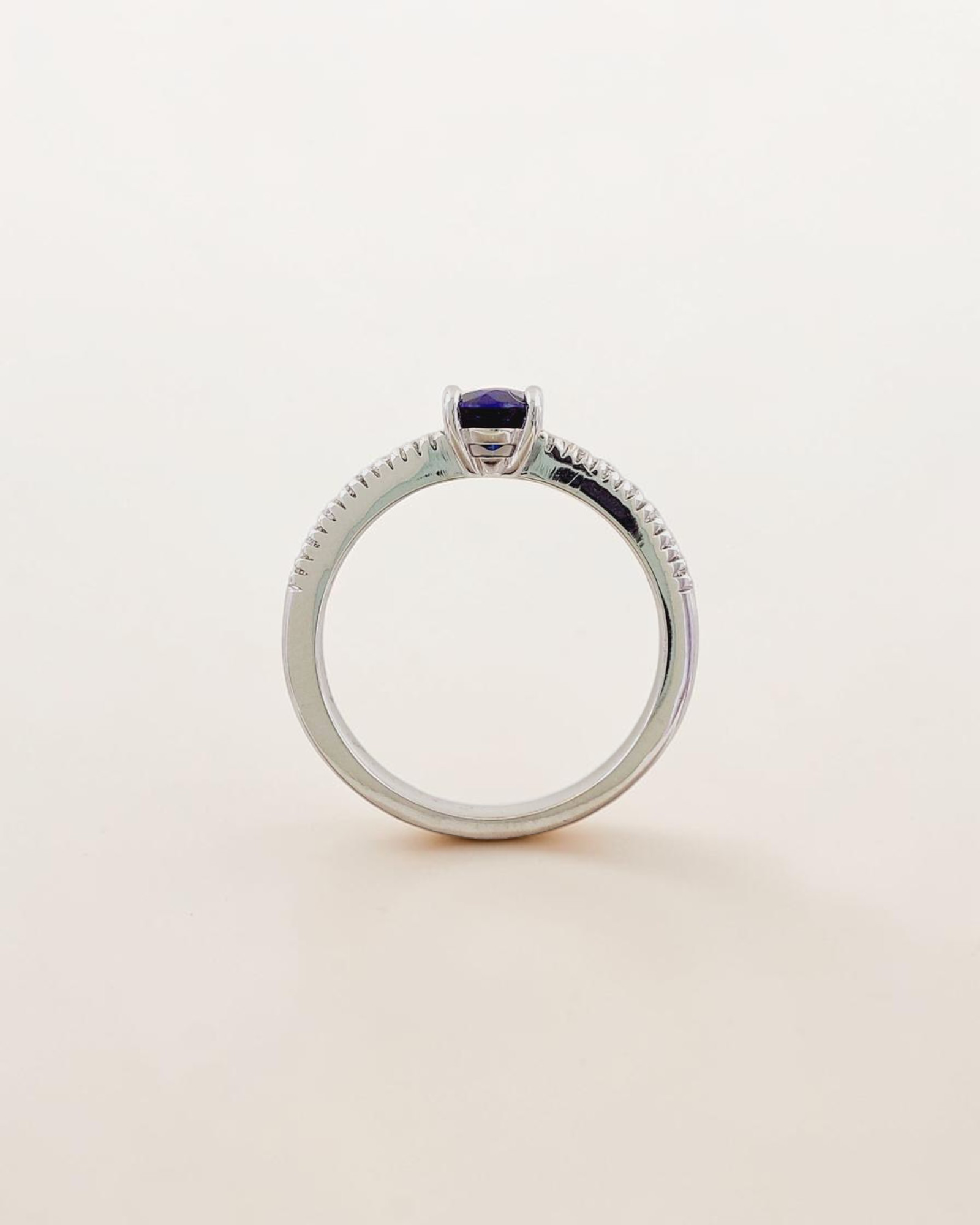 Anillo Solitario de Zafiro Oval en Oro Blanco