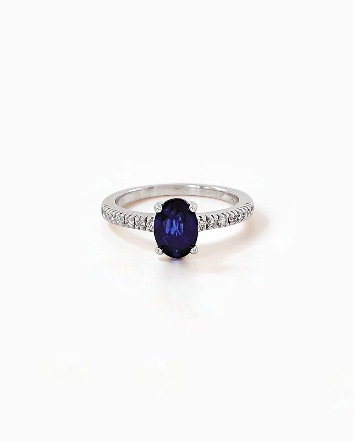 Anillo Marina Solitario de Zafiro Oval en Oro Blanco