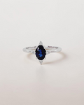Anillo de Zafiro Oval y Brillantes en Oro Blanco