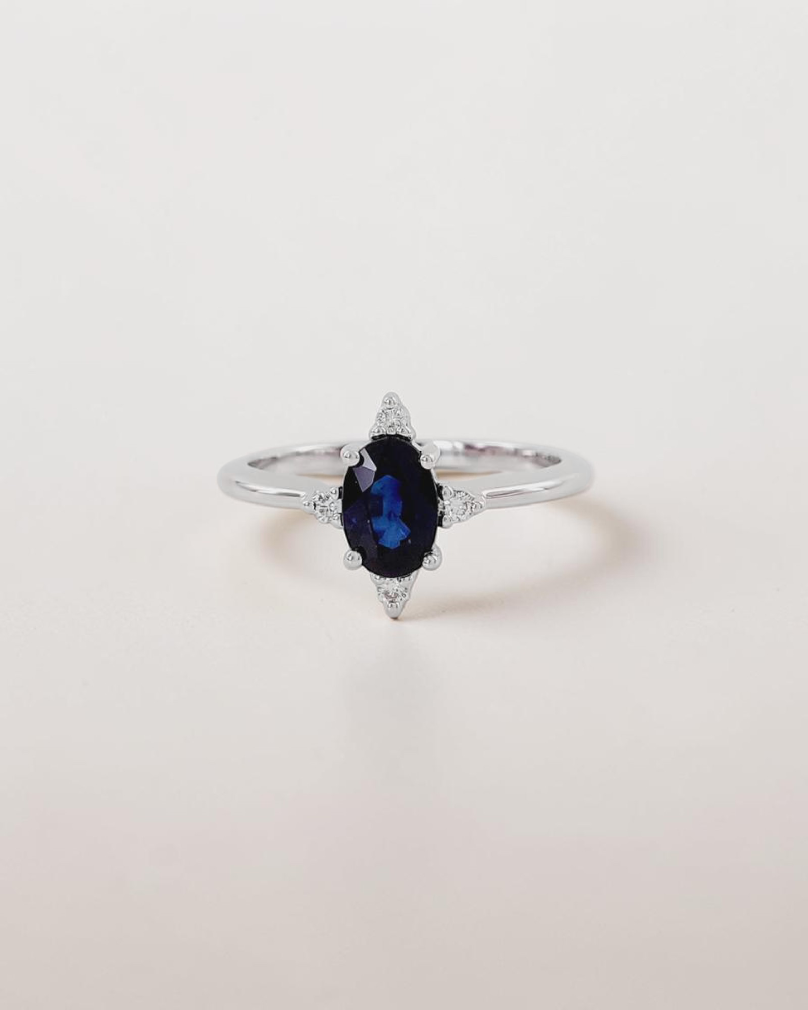 Anillo de Zafiro Oval y Brillantes en Oro Blanco