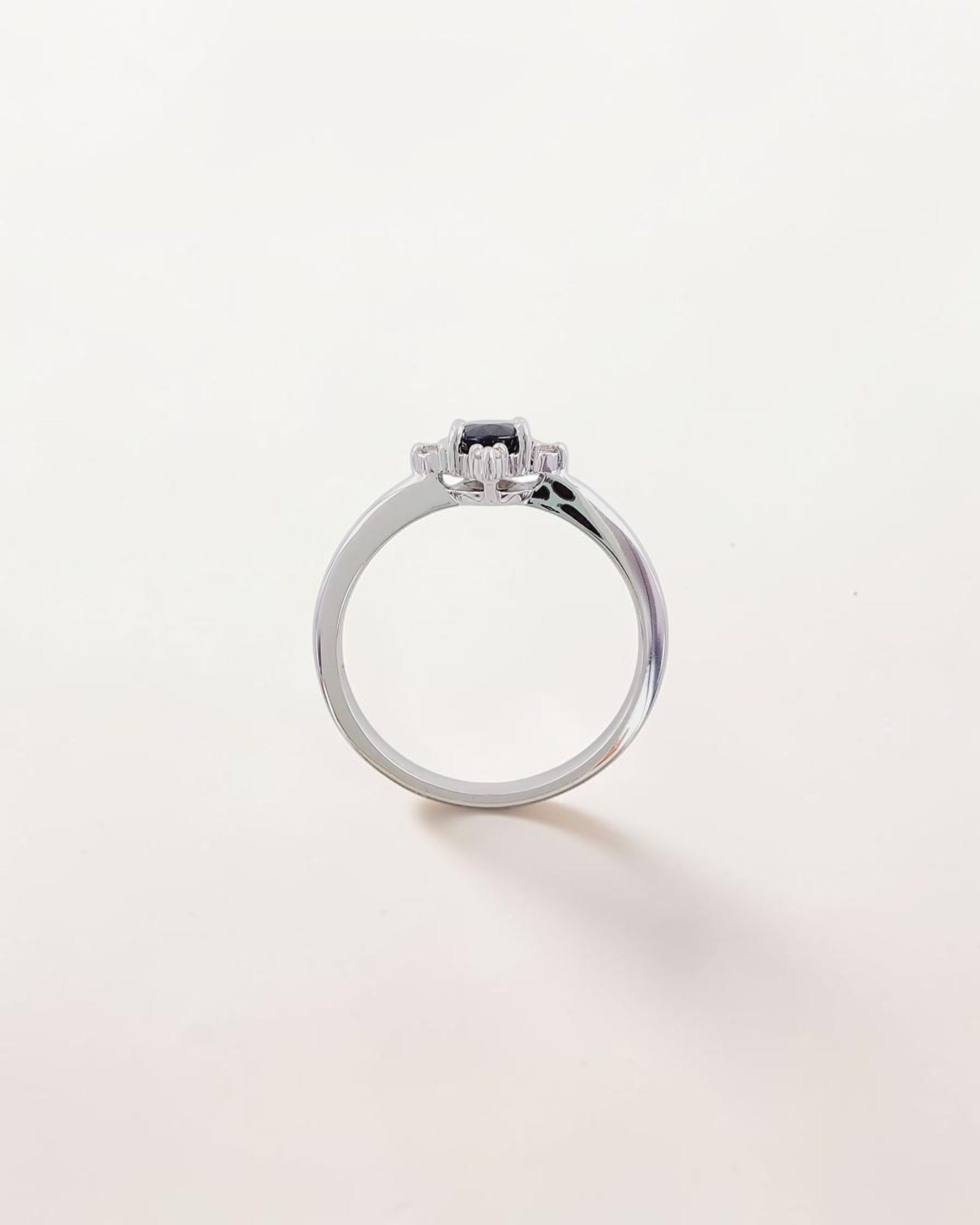 Anillo de Zafiro Oval y Brillantes en Oro Blanco