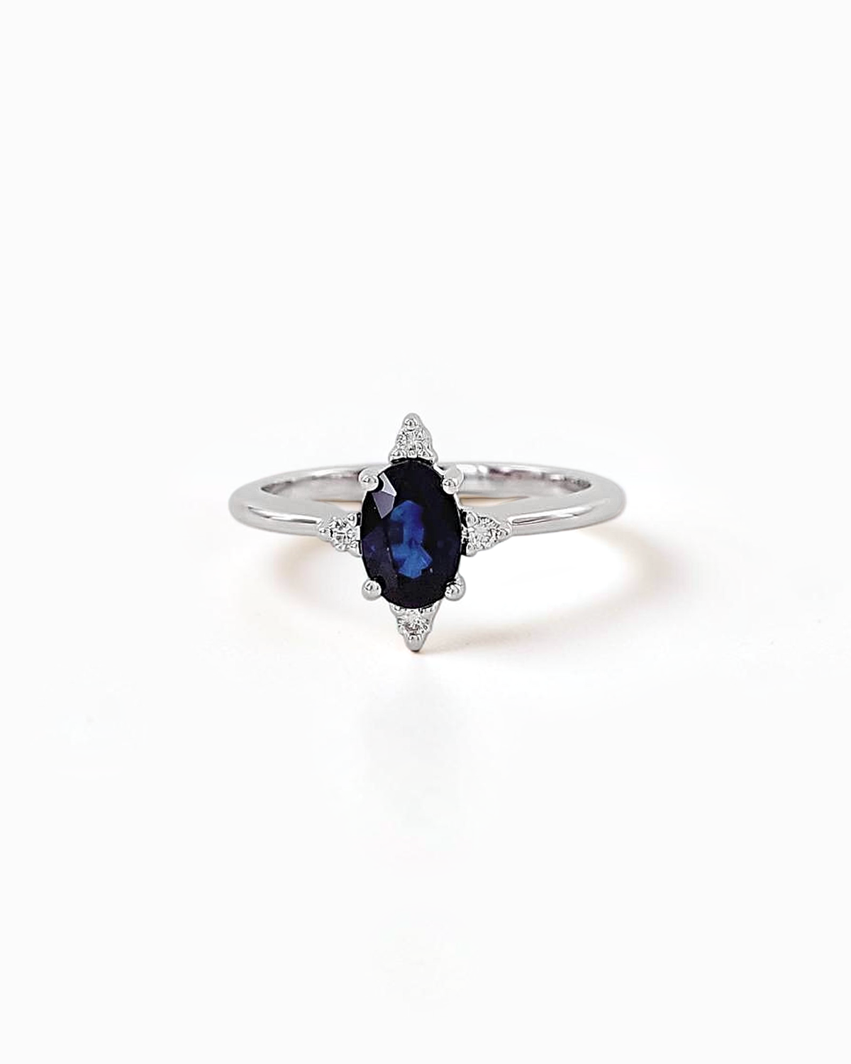 Anillo Vega de Zafiro y Brillantes en Oro Blanco