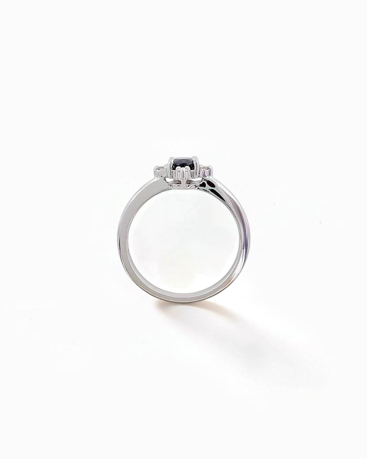 Anillo Vega de Zafiro y Brillantes en Oro Blanco