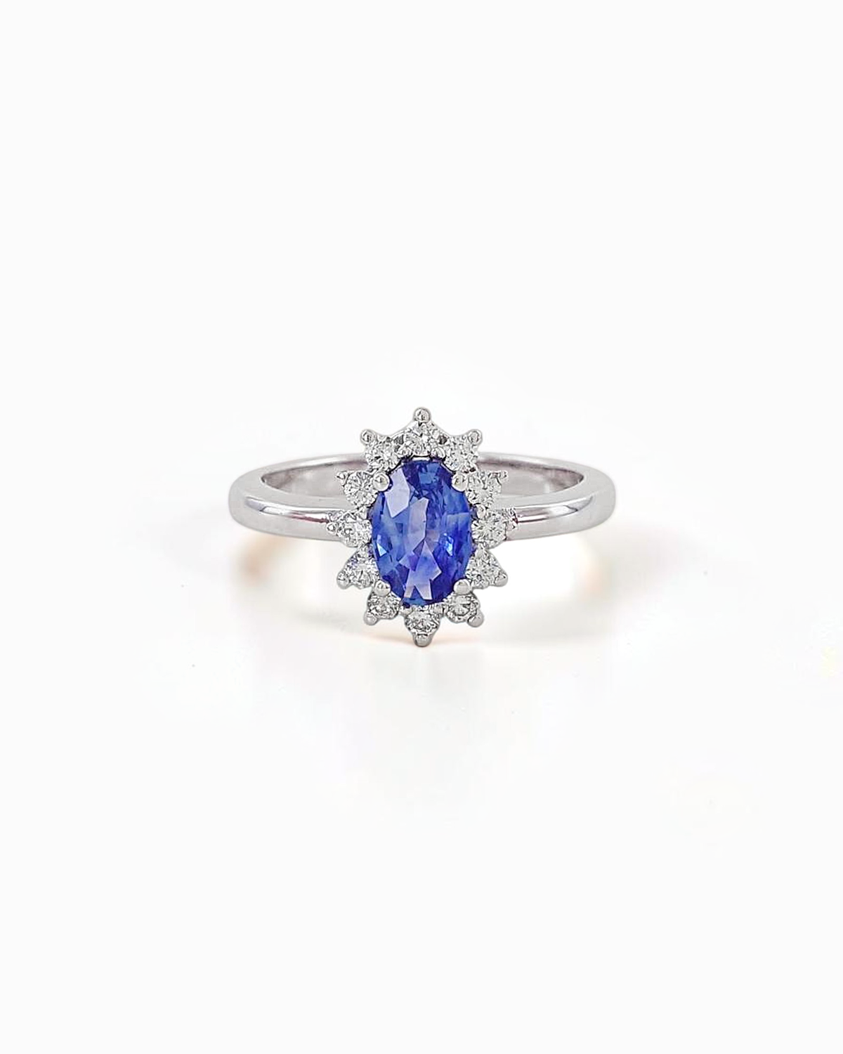 Anillo Cian de Zafiro y Brillantes en Oro Blanco