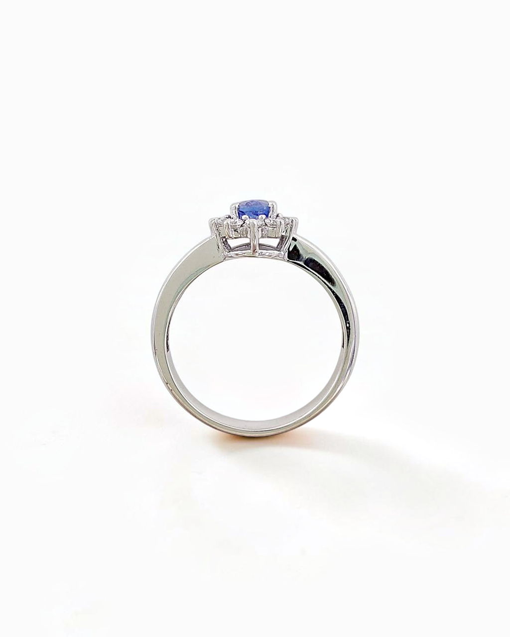 Anillo Cian de Zafiro y Brillantes en Oro Blanco
