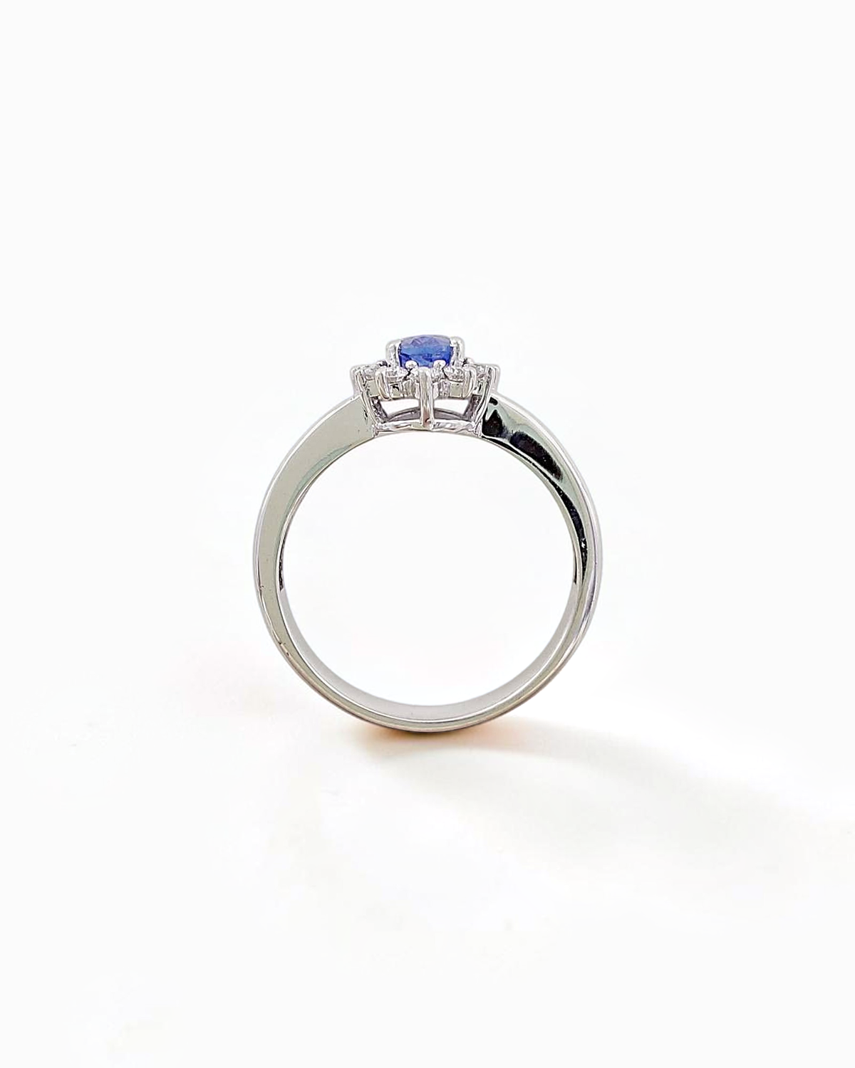 Anillo Cian de Zafiro y Brillantes en Oro Blanco