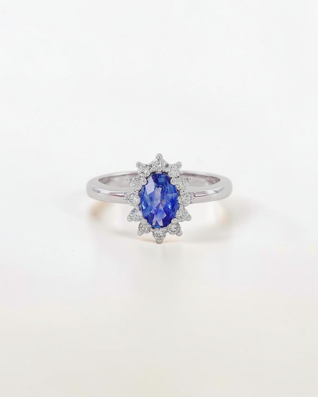 Anillo Cian de Zafiro y Brillantes en Oro Blanco