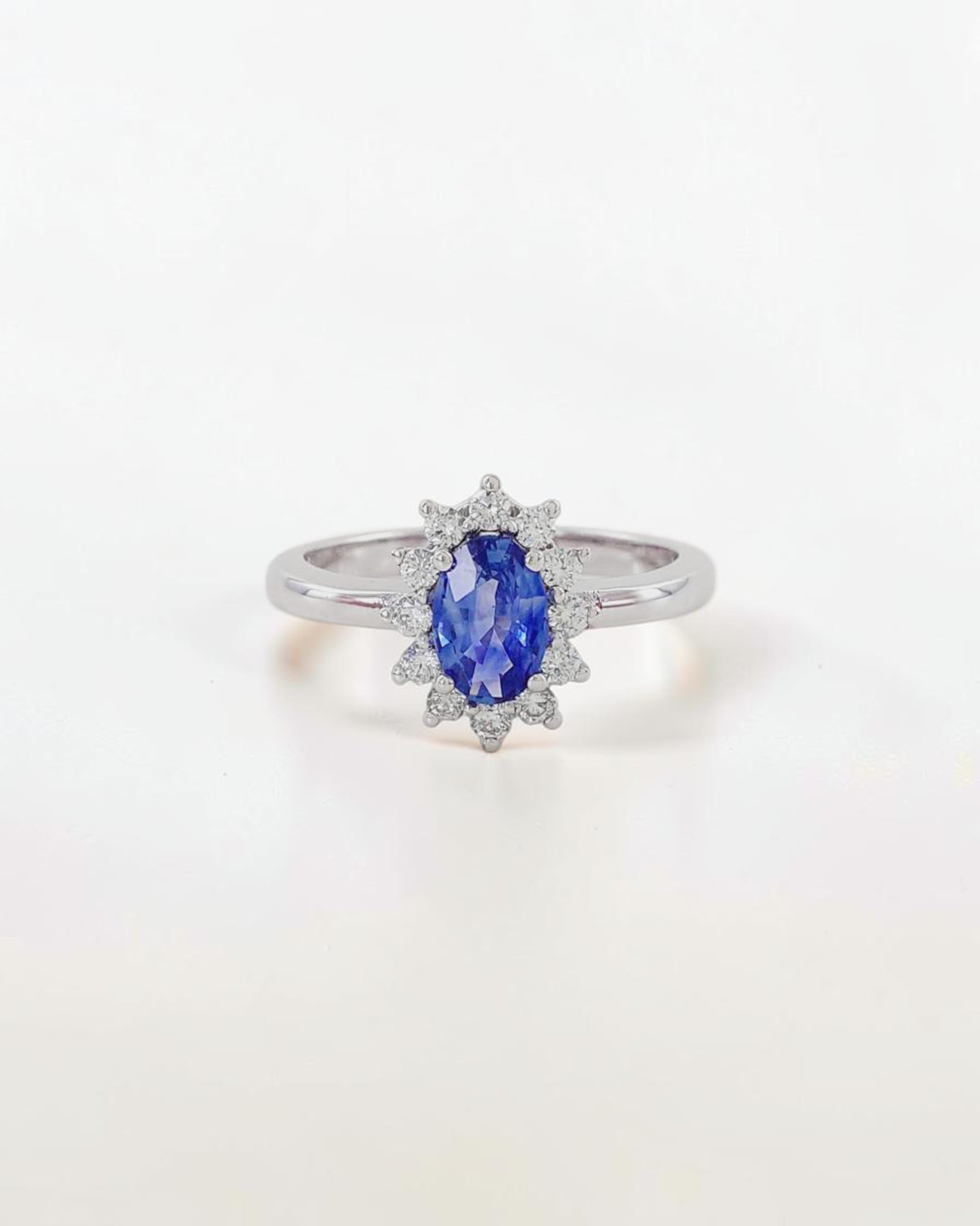 Anillo Halo de Zafiro y Brillantes en Oro Blanco