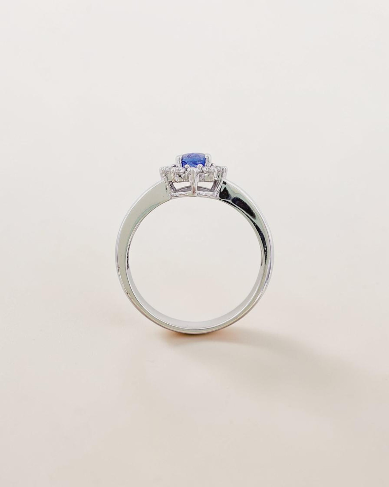 Anillo Halo de Zafiro y Brillantes en Oro Blanco