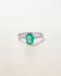 Anillo Halo de Esmeralda en Oro Blanco