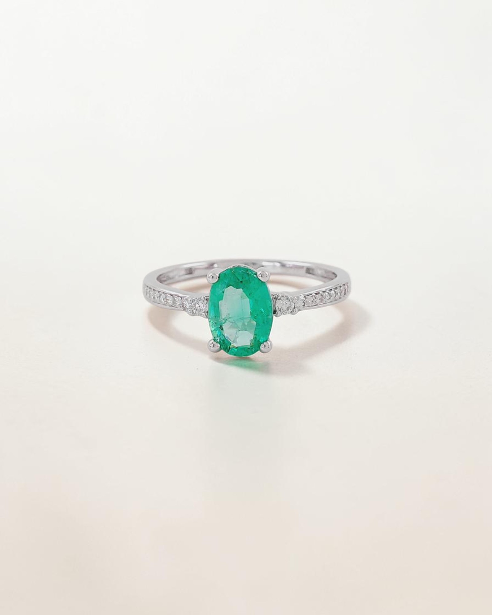 Anillo Halo de Esmeralda en Oro Blanco
