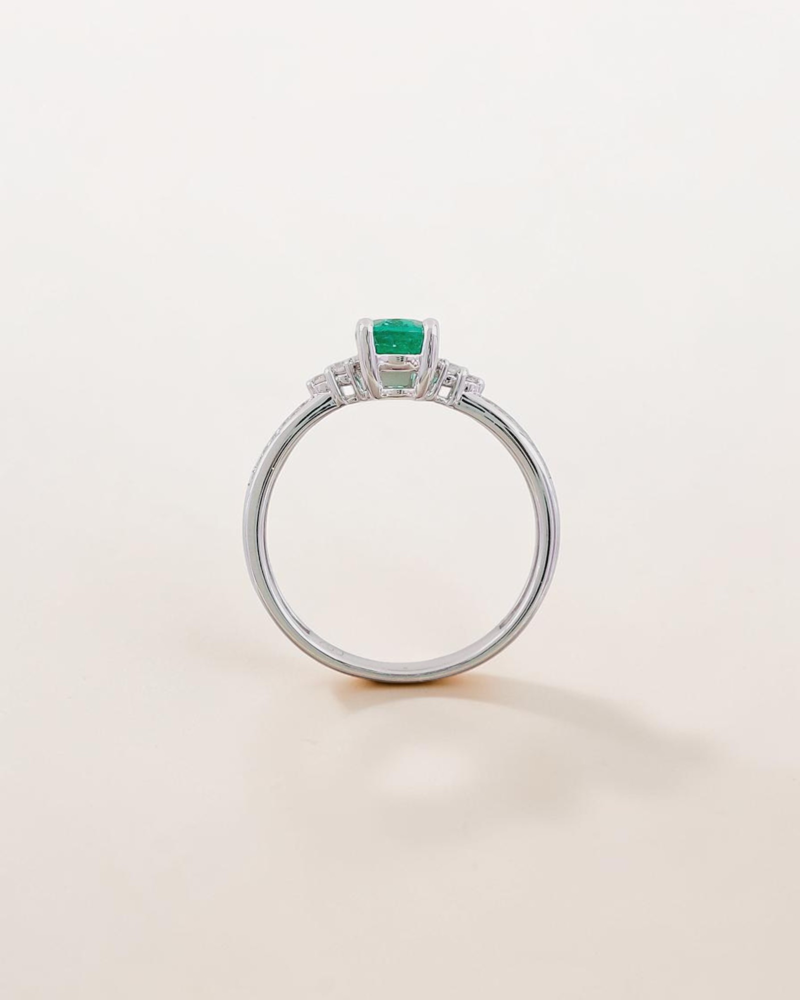 Anillo Halo de Esmeralda en Oro Blanco