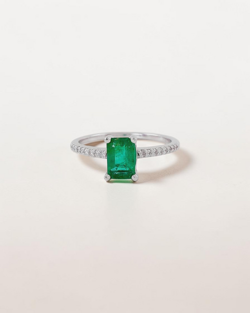Anillo Solitario de Esmeralda en Oro Blanco