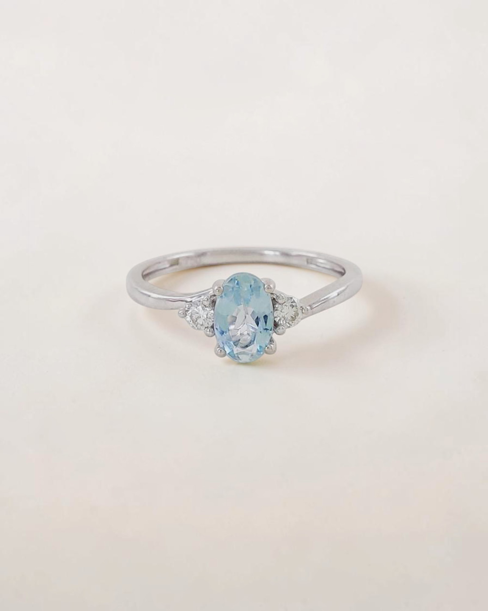 Anillo de Aguamarina y Brillantes en Oro Blanco