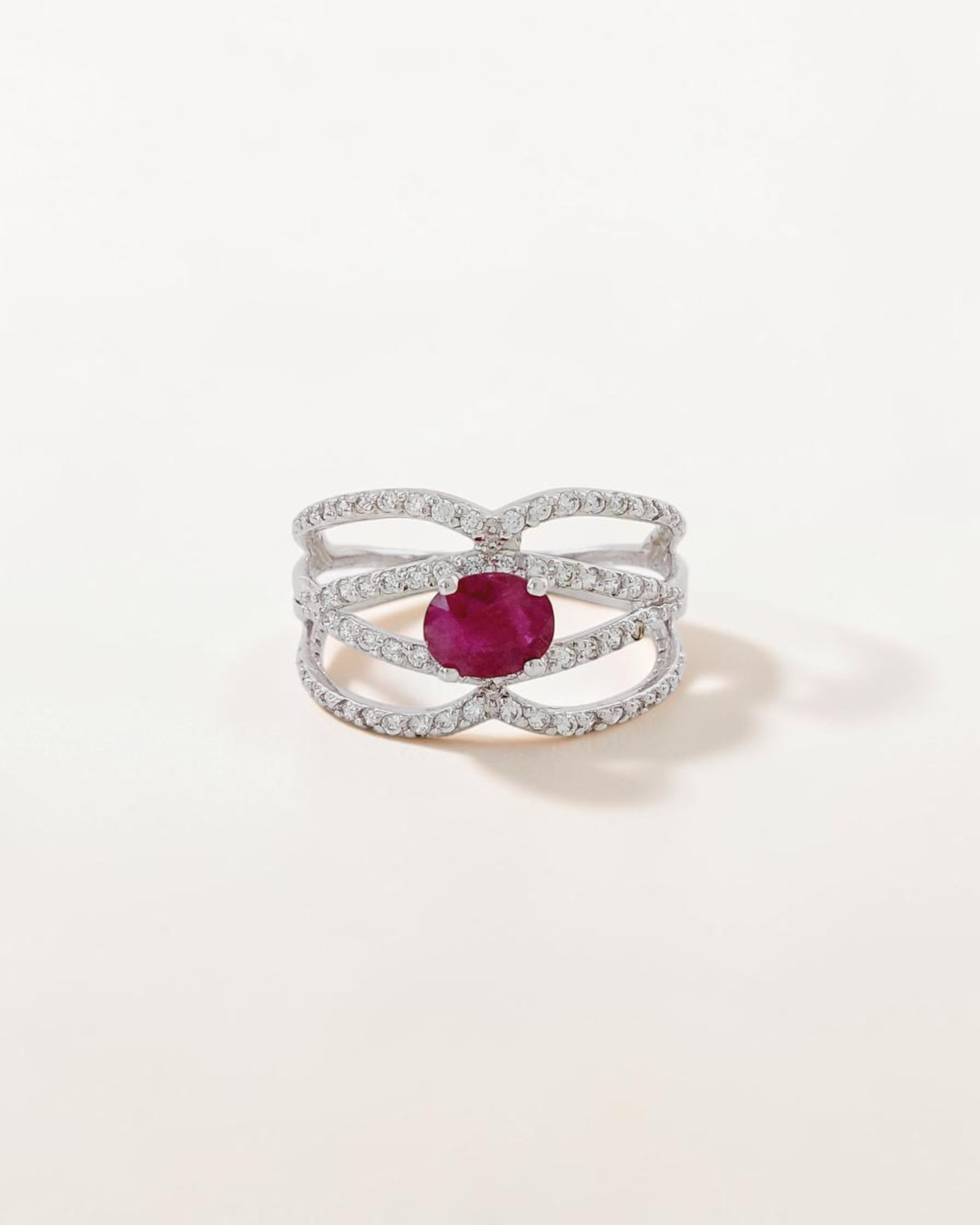 Anillo Rubi y Circonitas en Oro Blanco