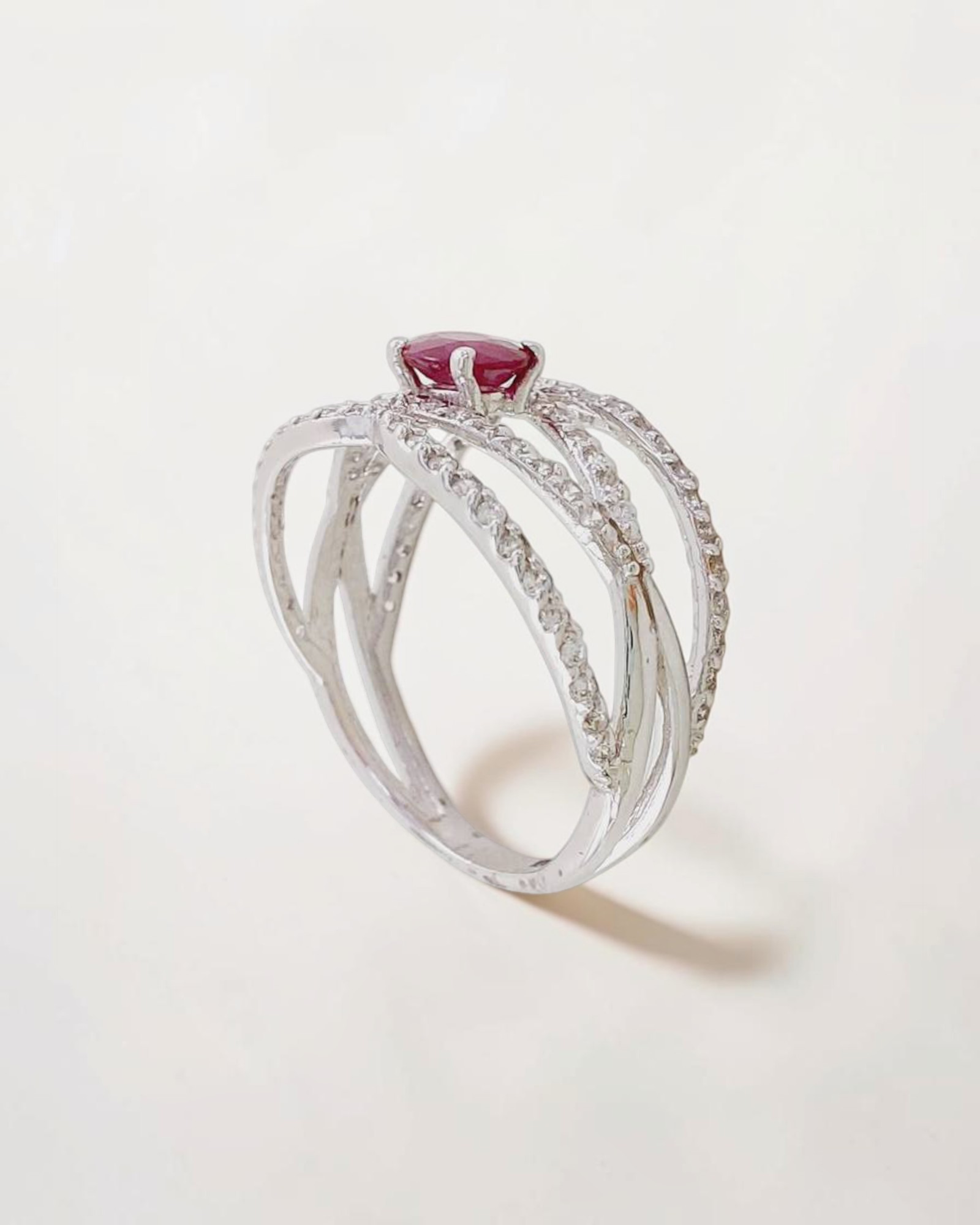 Anillo Rubi y Circonitas en Oro Blanco