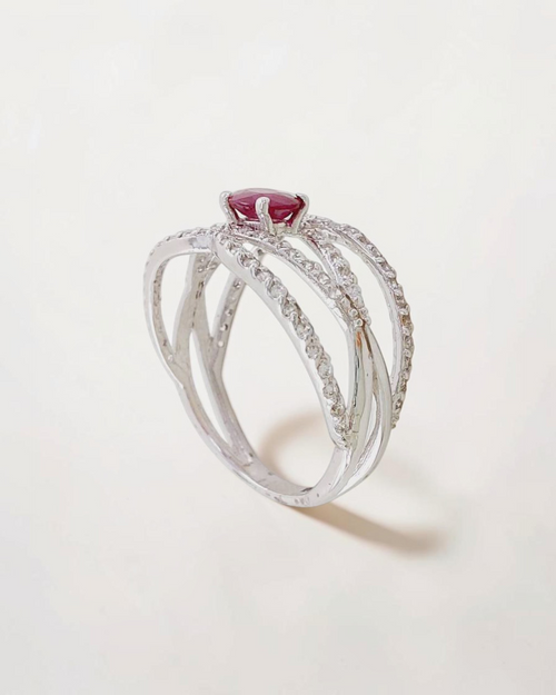 Anillo Rubi y Circonitas en Oro Blanco